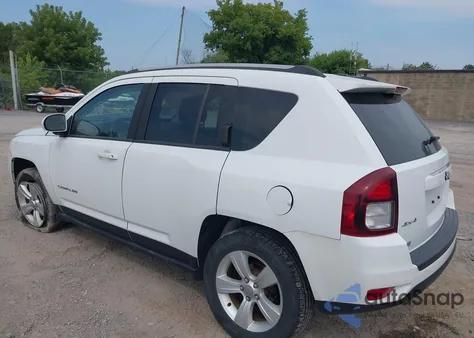 2017 Jeep Compass Latitude 4X4 z USA, uszkodzony, nr VIN 1C4NJDEB1HD191937